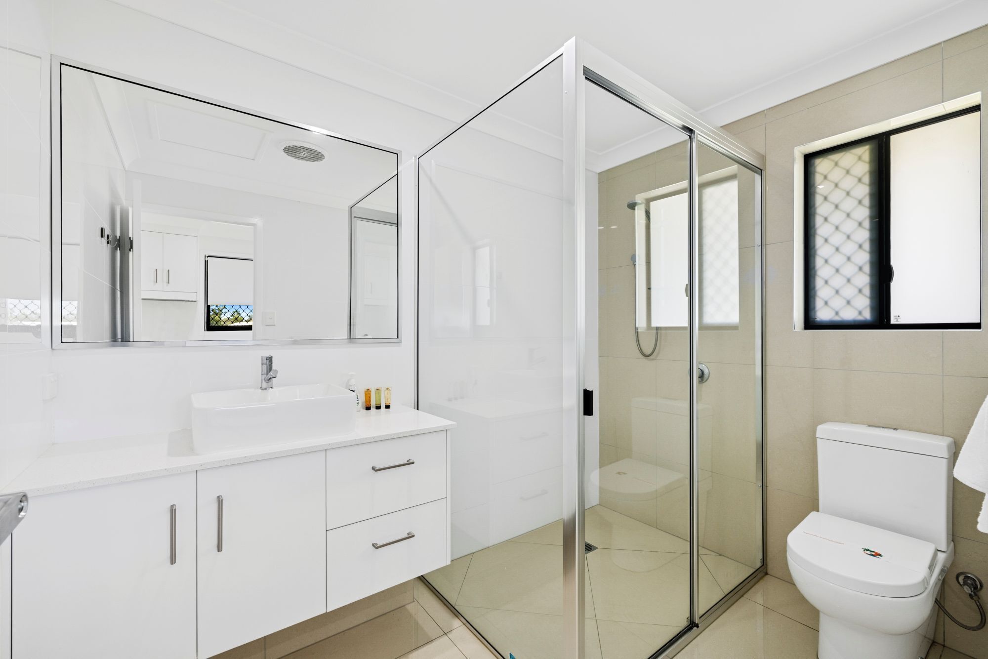 King Villa | Bathroom | Shower, free toiletries, hair dryer, towels