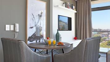 Deluxe Apartment, 1 Bedroom, Patio | Living room