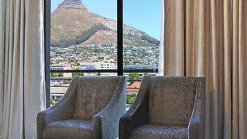 Classic-Apartment, 2 BĂ€der | Wohnzimmer | Flachbildfernseher