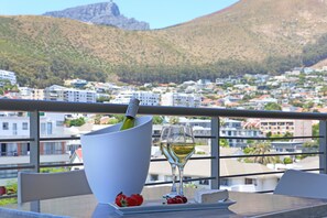 Couples’ dining - The Verge Aparthotel (Cape Town)
