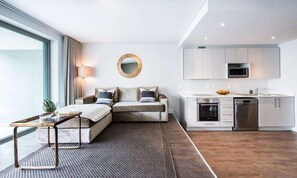 Flat-screen TV - The Verge Aparthotel (Cape Town)