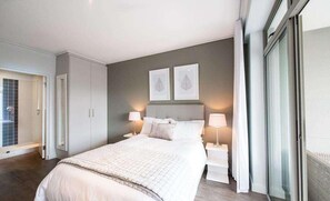 In-room safe, desk, iron/ironing board, cribs/infant beds - The Verge Aparthotel (Cape Town)