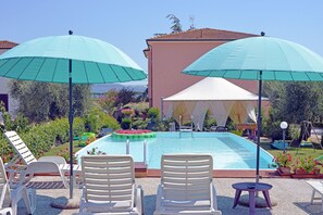 Una piscina al aire libre de temporada