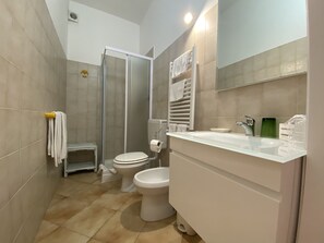 Basic Room | Bathroom | Shower, rainfall showerhead, free toiletries, hair dryer - La Mimosa (Castagneto Carducci)