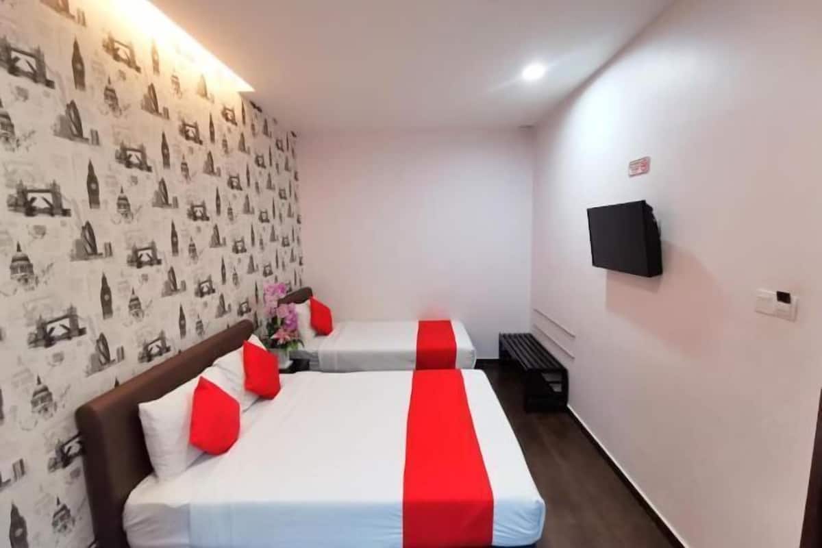 Een bureau, gratis wifi, beddengoed