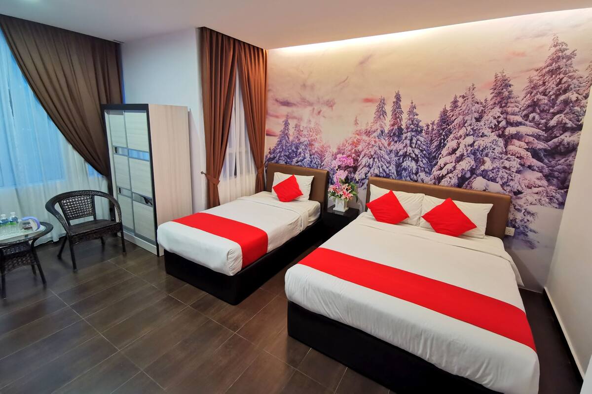 Een hotelkamer met twee bedden, een eettafel en een stoel.