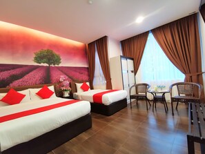 Een hotelkamer met twee bedden, een eettafel, stoelen, een vaas met bloemen en een groot raam met gordijnen.