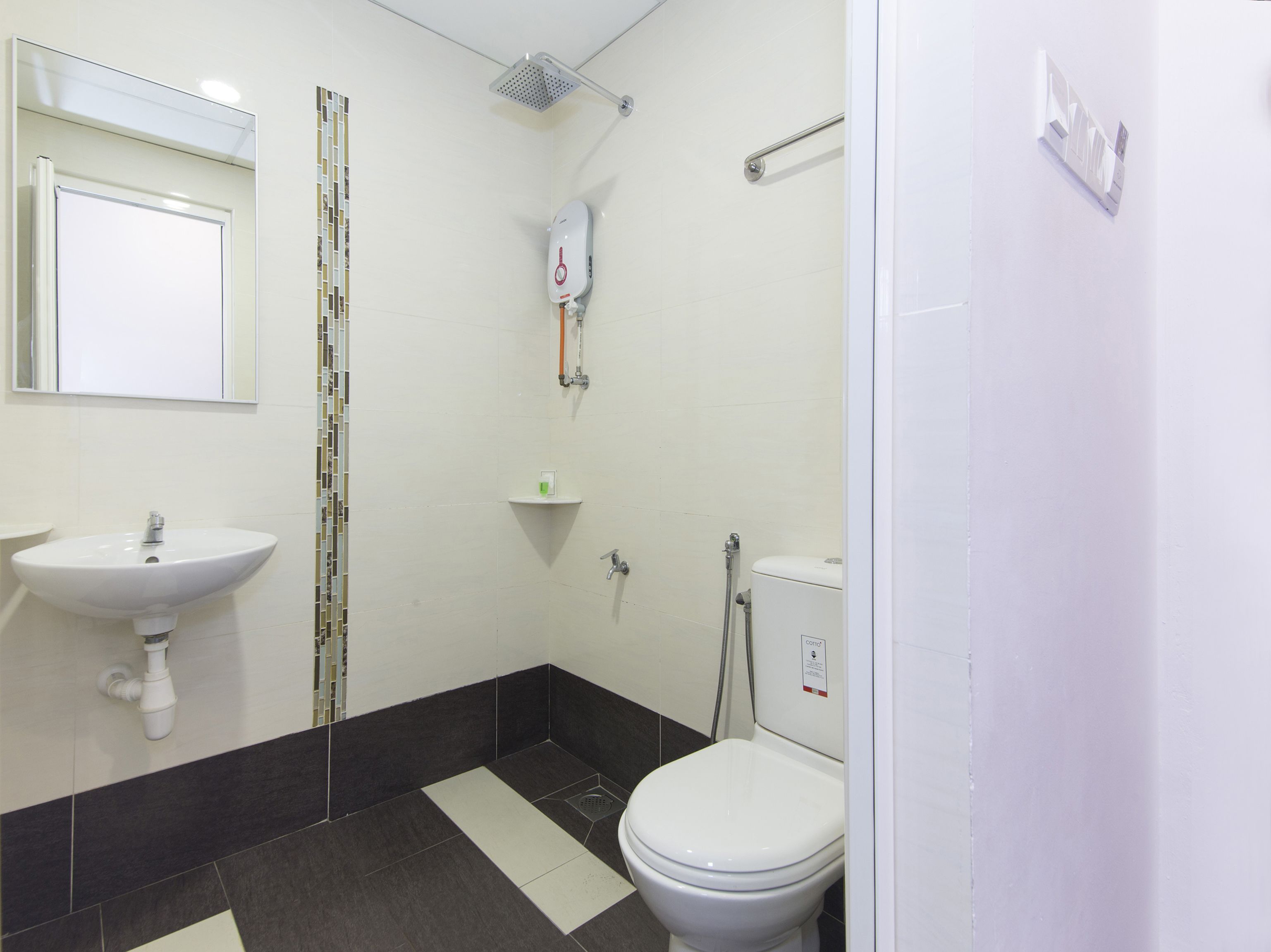 standard double room | bathroom | shower, towels