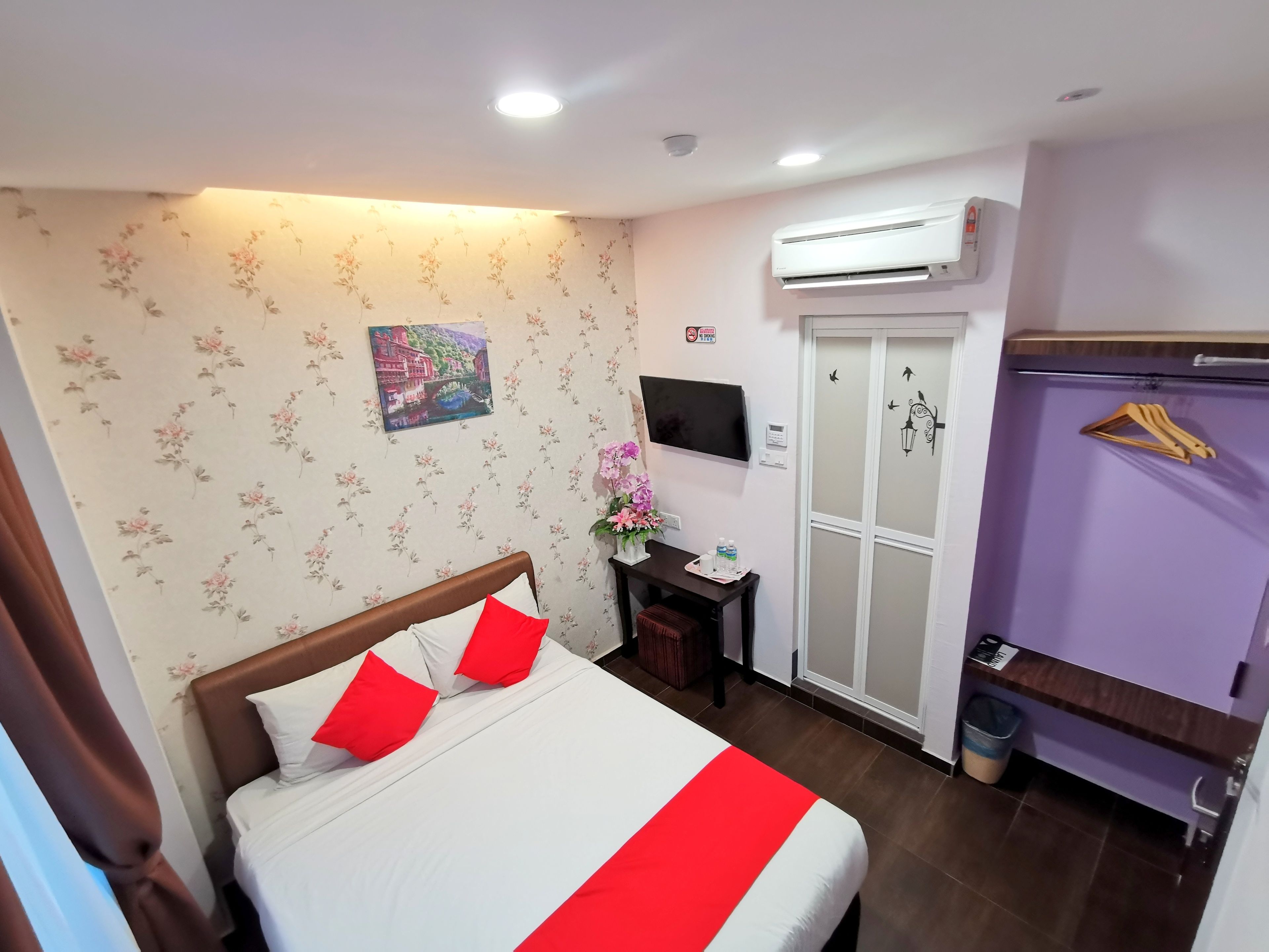 deluxe double room | desk, free wifi, bed sheets
