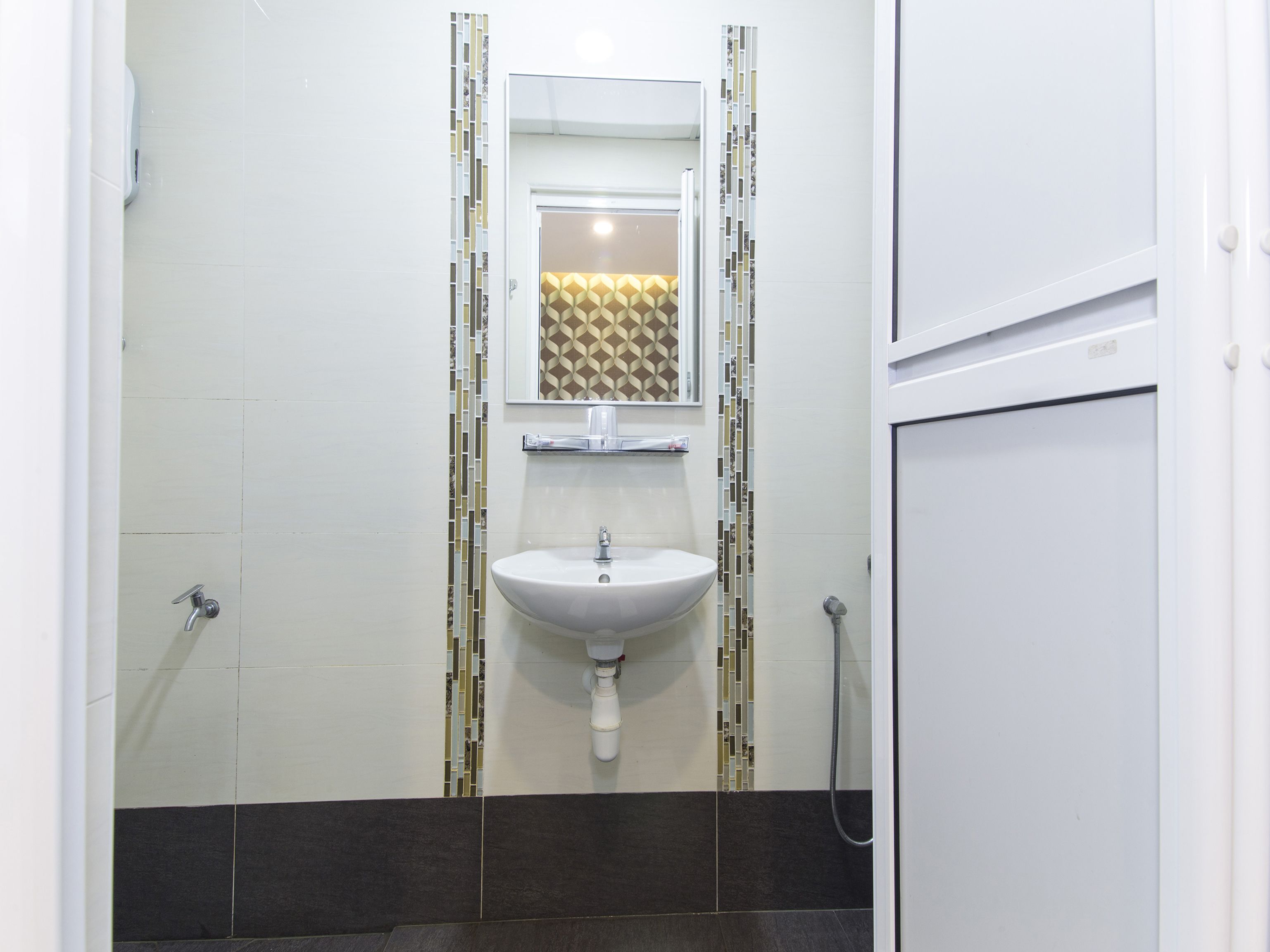 standard twin room | bathroom | shower, towels