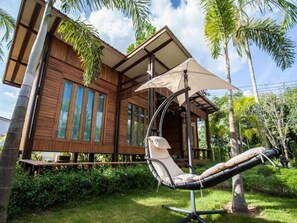 Private Garden Cottage | Een minibar, een kluis op de kamer, een bureau, verduisterende gordijnen