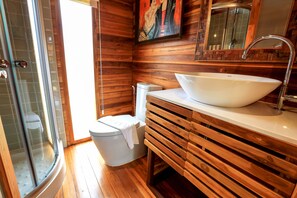 XXXDeluxe RoomXXX | Badkamer | Een douche, gratis toiletartikelen, een haardroger, badjassen