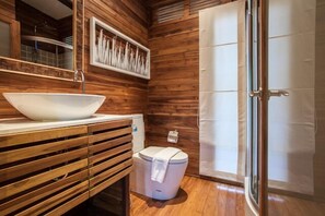Shower, free toiletries, hair dryer, bathrobes - The Cottage Aonang (Krabi)