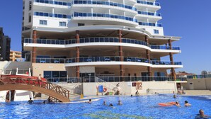 Piscina a l'aire lliure (horari: 07:00-20:00), para-sols i gandules 