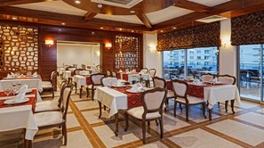 2 restaurants, spécialités Cuisine internationale