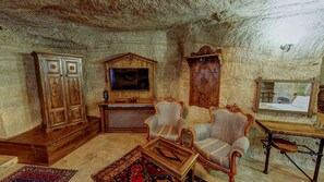 Deluxe Cave Suite Jacuzzi | Living area | 82-inch LED TV with digital channels, books - Chelebi Cave House (Nevsehir)