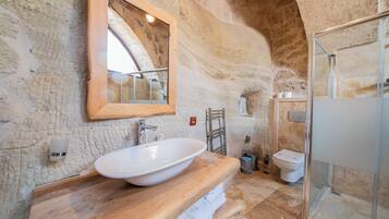 Family Cave Suite | Badkamer | Een douche, gratis toiletartikelen, een haardroger, pantoffels