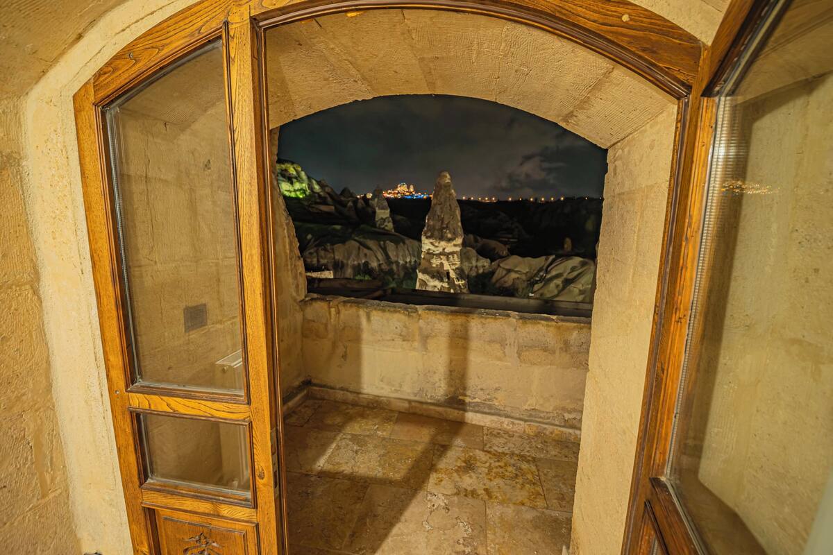 ANNEX DELUXE CAVE SUITE | 이집트산 면 시트, 고급 침구, 책상, 노트북 작업 공간