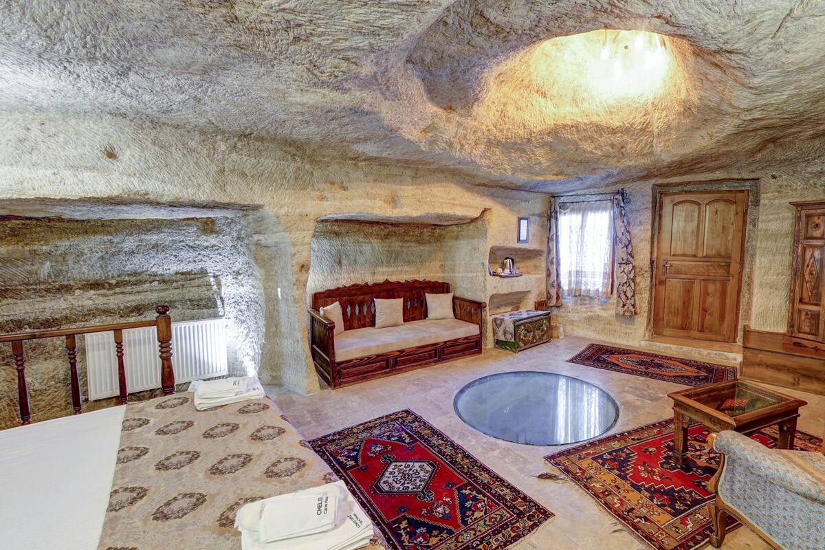Deluxe Cave Suite Jacuzzi | 이집트산 면 시트, 고급 침구, 책상, 노트북 작업 공간