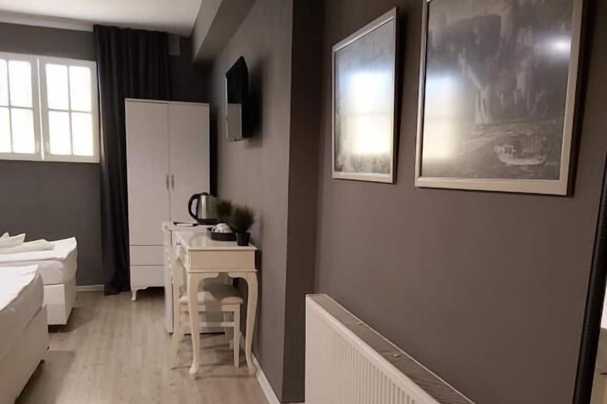 Kamar Triple Ekonomi, 1 kamar tidur, tanpa jendela, lantai dasar | 1 kamar tidur, seprai premium, minibar, dan brankas