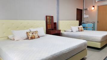 Family Room | Meja, seterika/papan seterika, Wi-fi percuma