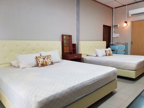 Family Room | Desk, iron/ironing board, free WiFi