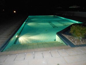 室外游泳池，池畔遮阳伞，日光浴躺椅