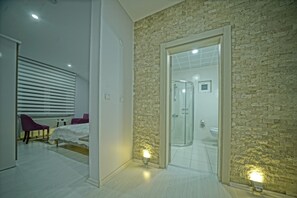 Ropa de cama de alta calidad, minibar y escritorio