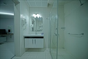 PIGEON | Bathroom | Shower, free toiletries, hair dryer, slippers - Cappadocia Symbol Hotel (Nevsehir)