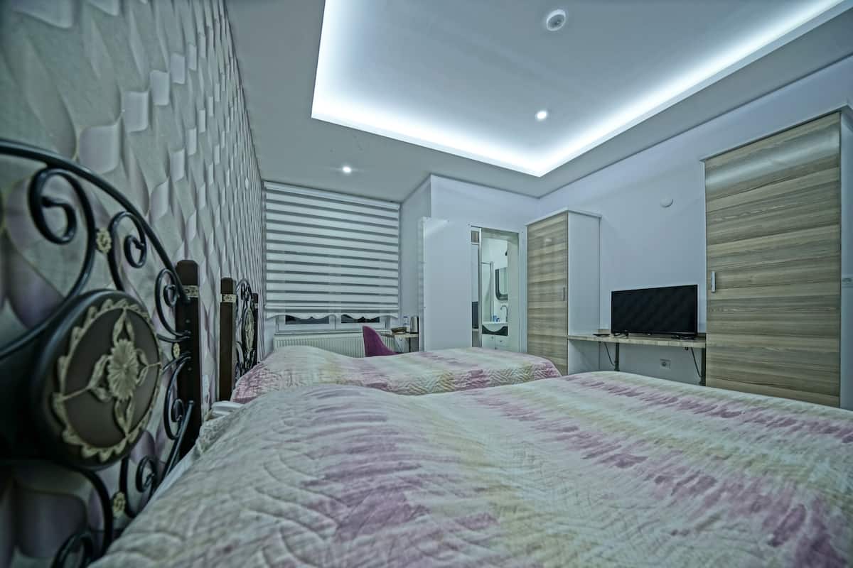 DEVRENT | Seprai premium, minibar, meja kerja, dan ruang kerja ramah laptop