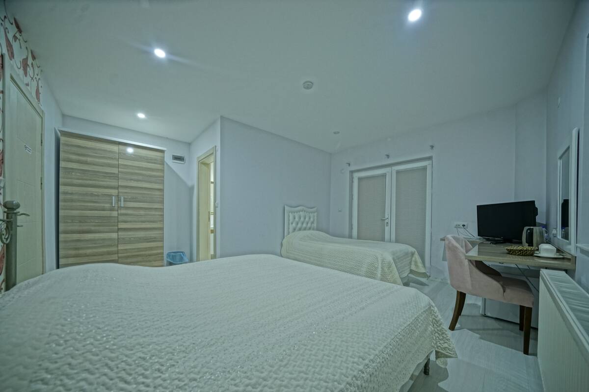CAVUSIN | Seprai premium, minibar, meja kerja, dan ruang kerja ramah laptop