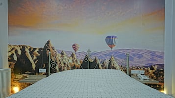 MESKENDIR | 高档床上用品、迷你吧、办公桌、笔记本电脑工作区