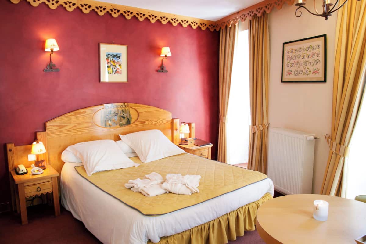 Superior tweepersoonskamer, 1 queensize bed | Een minibar, een kluis op de kamer, een bureau, verduisterende gordijnen