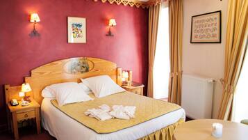 Minibar, coffres-forts dans les chambres, bureau, rideaux occultants