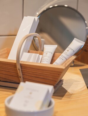 Una caja de madera con artículos de aseo y un espejo.