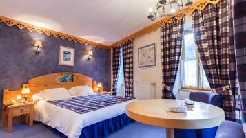 Minibar, coffres-forts dans les chambres, bureau, rideaux occultants