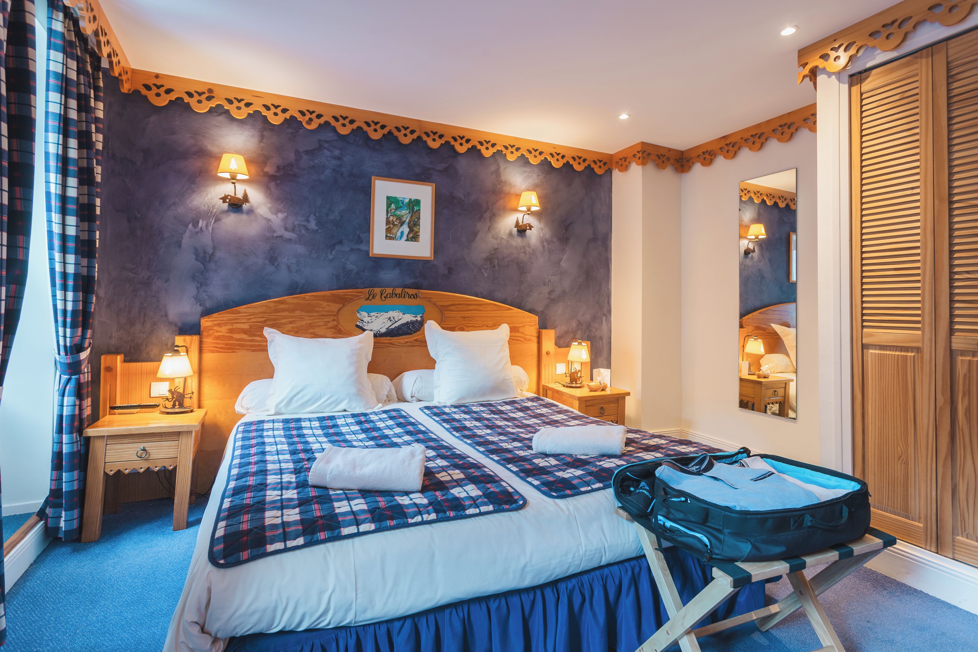 Een minibar, een kluis op de kamer, een bureau, verduisterende gordijnen