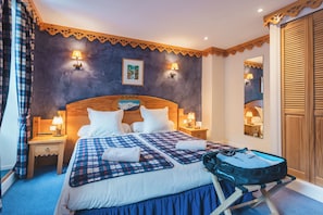 Minibar, coffres-forts dans les chambres, bureau, rideaux occultants