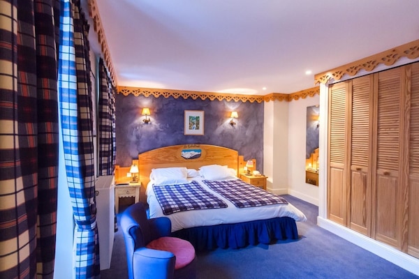 Superior tweepersoonskamer, 1 queensize bed | Een minibar, een kluis op de kamer, een bureau, verduisterende gordijnen