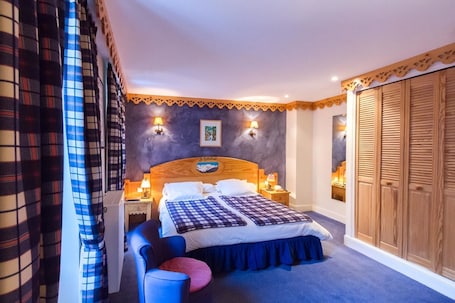 Superior Double Room, 1 Queen Bed | Minibar, in-room safe, desk, blackout drapes