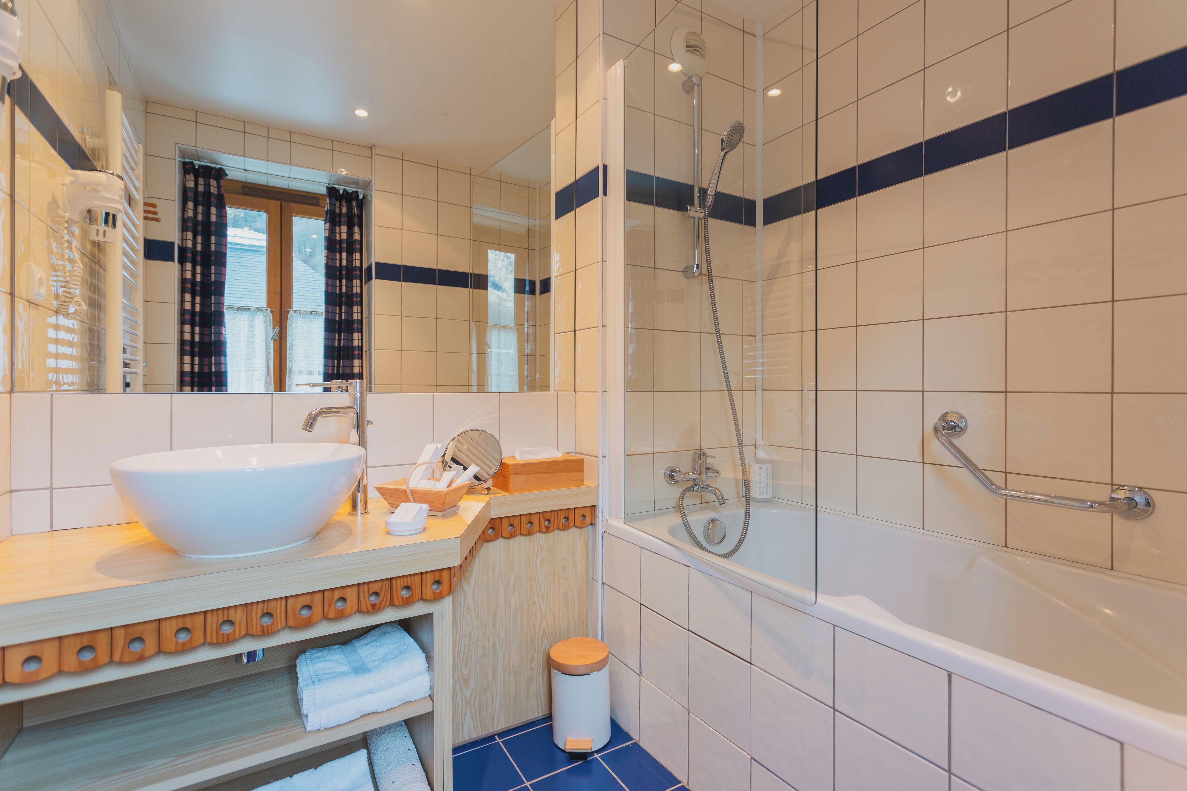 superior double room, 1 queen bed | 1 bedroom, minibar, in-room safe, desk