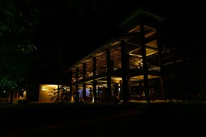 Fachada da propriedade à noite