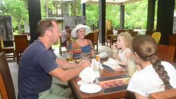 Serveert ontbijt, lunch, diner, internationale gerechten
