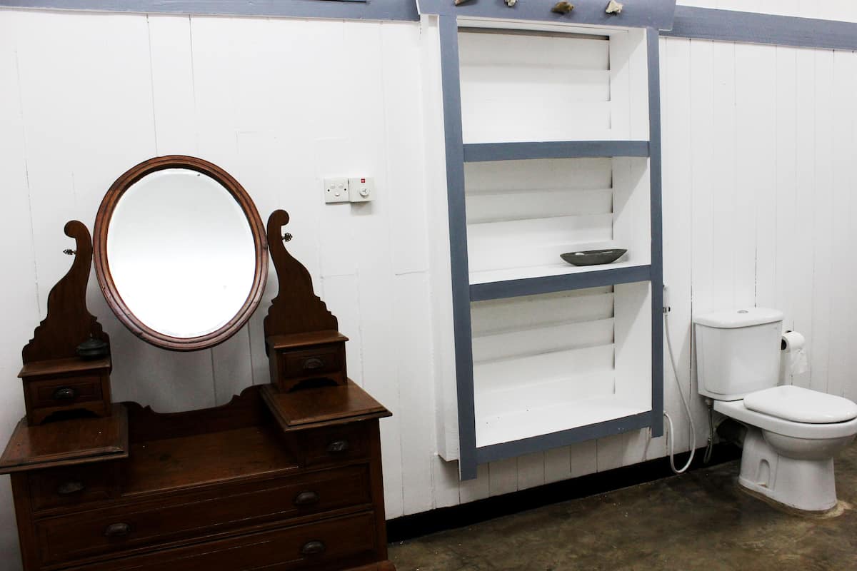 Douche, articles de toilette gratuits, serviettes fournies