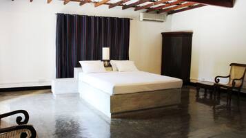 Vila Mewah, 3 kamar tidur, pemandangan danau, tepi danau | 1 kamar tidur, brankas, meja kerja, dan setrika/meja setrika