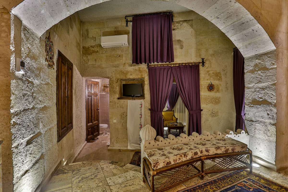 Quarto casal luxo (Cave) | 1 quarto, roupas de cama premium, frigobar, cofres nos quartos