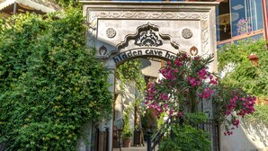 Una entrada a un edificio con un letrero que dice 'hidden cave hotel'.