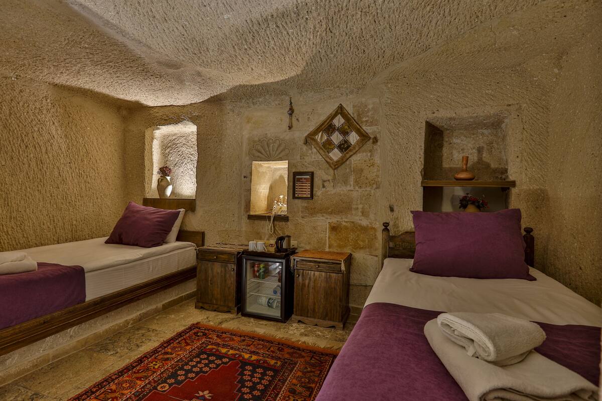 Quarto duplo (Cave) | Roupas de cama premium, frigobar, cofres nos quartos, escrivaninha