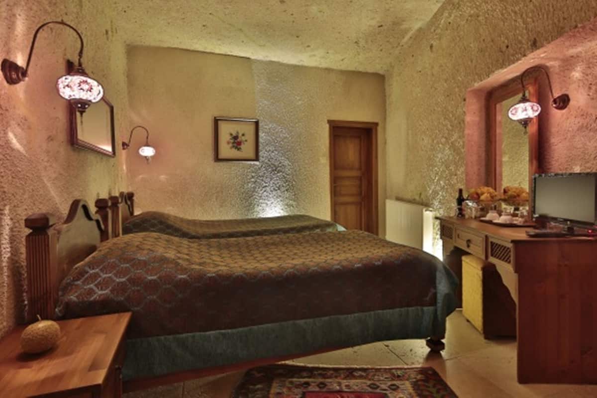 Ropa de cama de alta calidad, artículos del minibar gratis y escritorio