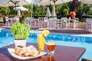 Bar junto a la piscina